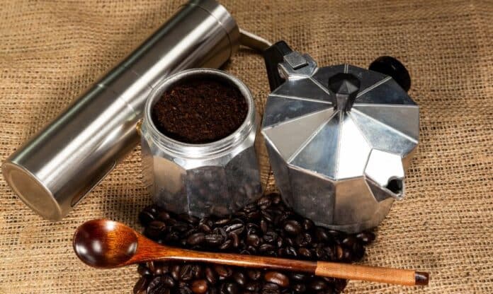 Peralatan kopi bantu optimalkan bisnis coffee shop Anda