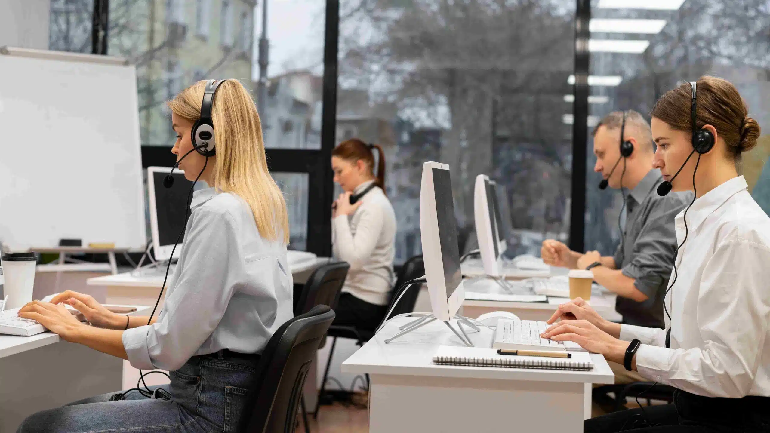 Contact center dengan call center